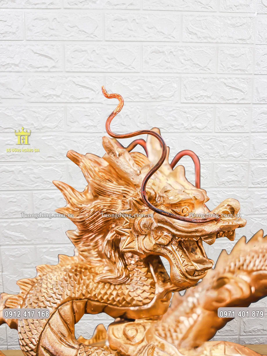 Phần đầu của linh vật Rồng được chạm khắc sắc nét